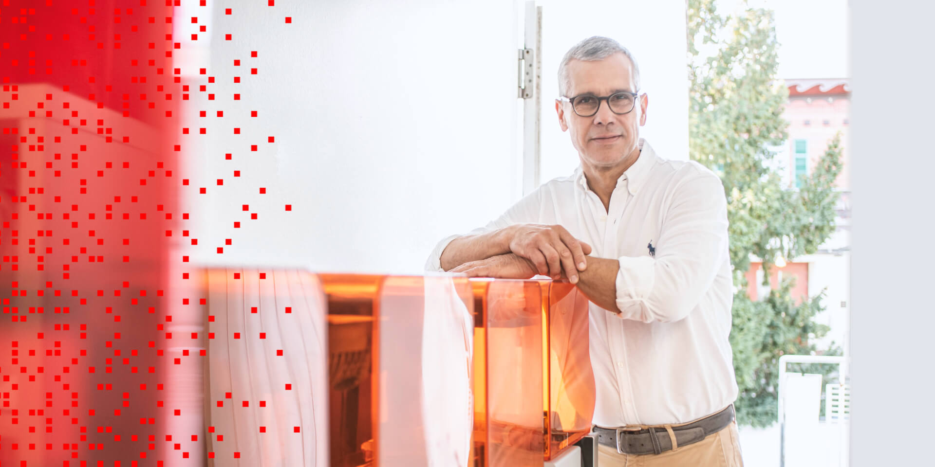 Dr. Thomas Banach an den 3D-Druckern der Praxis